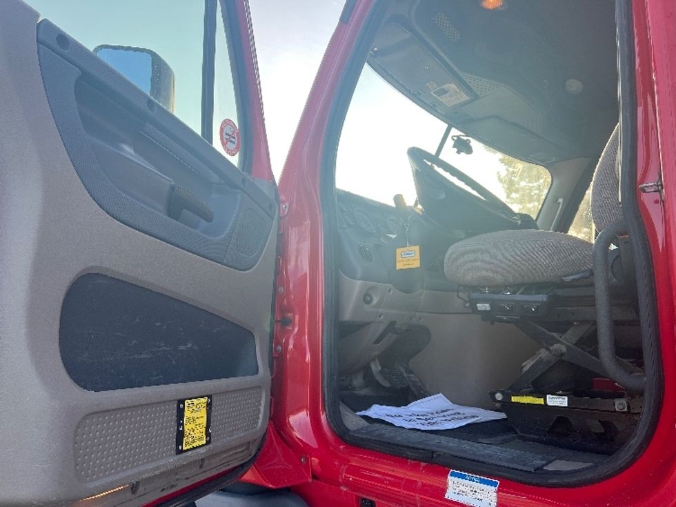 Day Cab Tractor-Heavy Duty Tractors-Freightliner-2018-Cascadia 12564ST-Rochester-NY-546,991\n\t\tmiles-$ 14,000 - Image 9