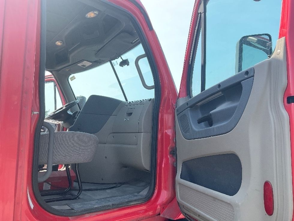 Day Cab Tractor-Heavy Duty Tractors-Freightliner-2018-Cascadia 12564ST-Rochester-NY-548,866\n\t\tmiles-$ 35,750 - Image 11