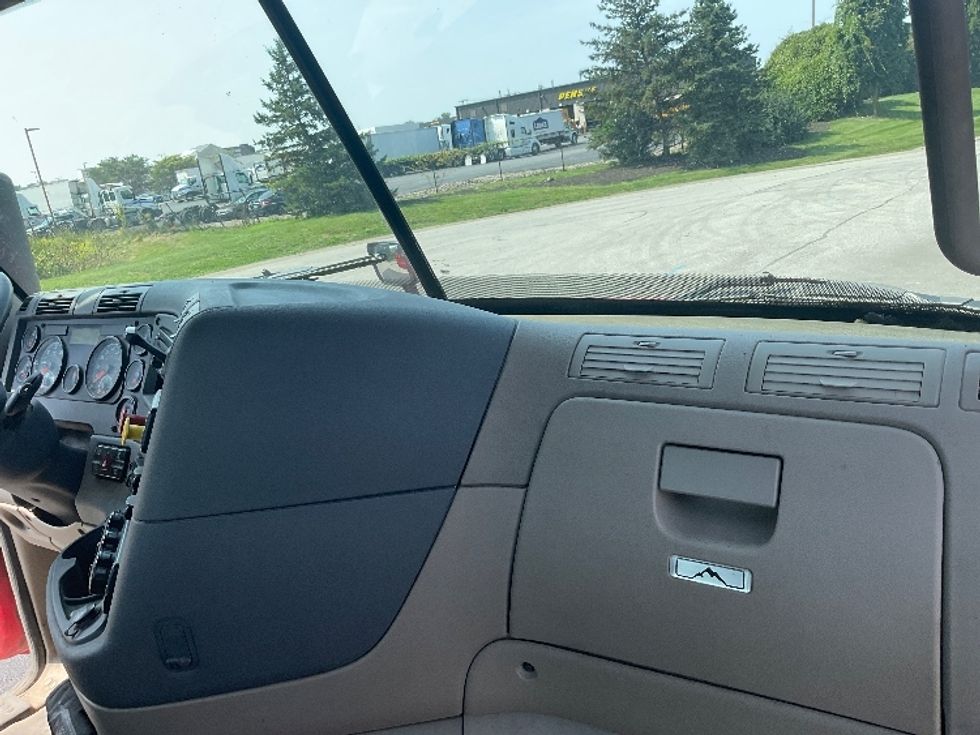 Day Cab Tractor-Heavy Duty Tractors-Freightliner-2018-Cascadia 12564ST-Rochester-NY-548,866\n\t\tmiles-$ 35,750 - Image 12