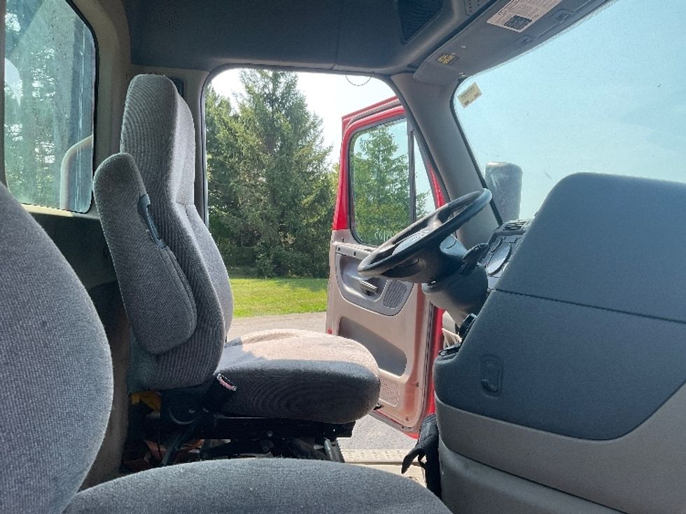 Day Cab Tractor-Heavy Duty Tractors-Freightliner-2018-Cascadia 12564ST-Rochester-NY-548,866\n\t\tmiles-$ 35,750 - Image 13