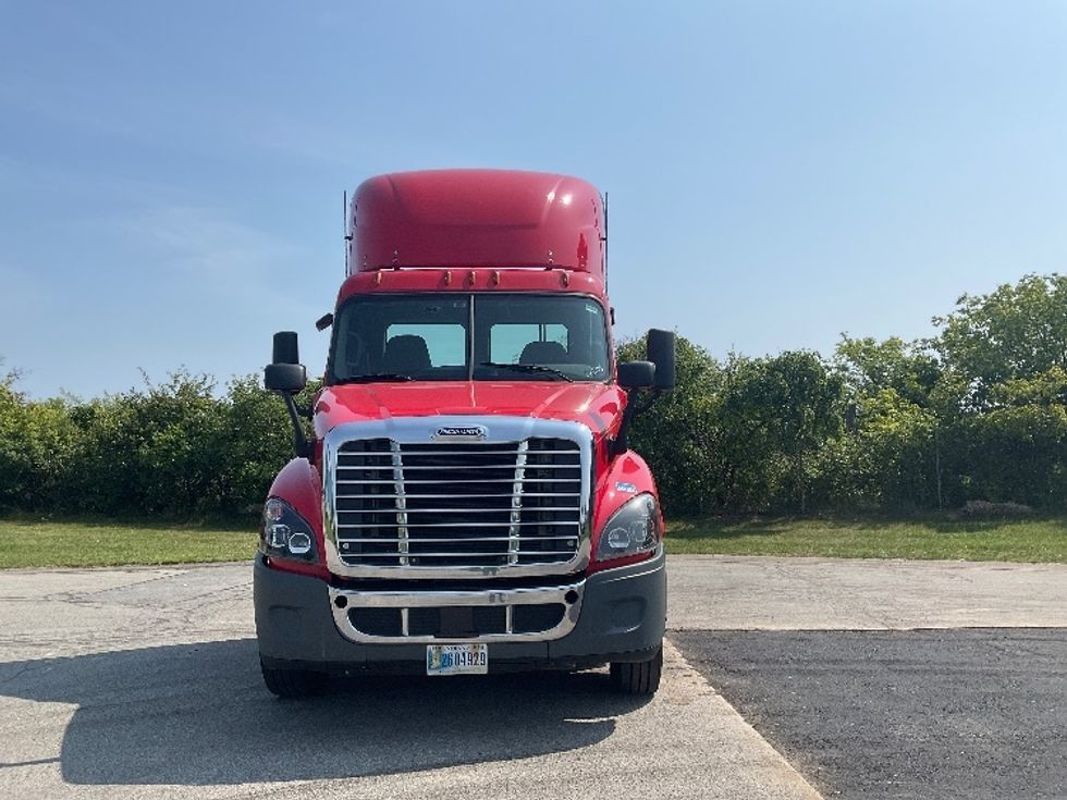 2018 Freightliner Cascadia 125" Sleeper Cab photo 2