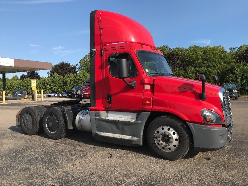 Day Cab Tractor-Heavy Duty Tractors-Freightliner-2018-Cascadia 12564ST-Rochester-NY-561,429\n\t\tmiles-$ 34,750 - Image 1
