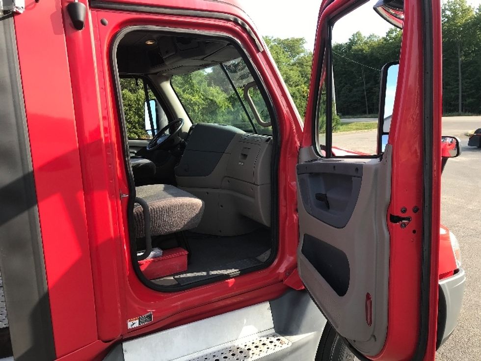 Day Cab Tractor-Heavy Duty Tractors-Freightliner-2018-Cascadia 12564ST-Rochester-NY-561,429\n\t\tmiles-$ 34,750 - Image 12
