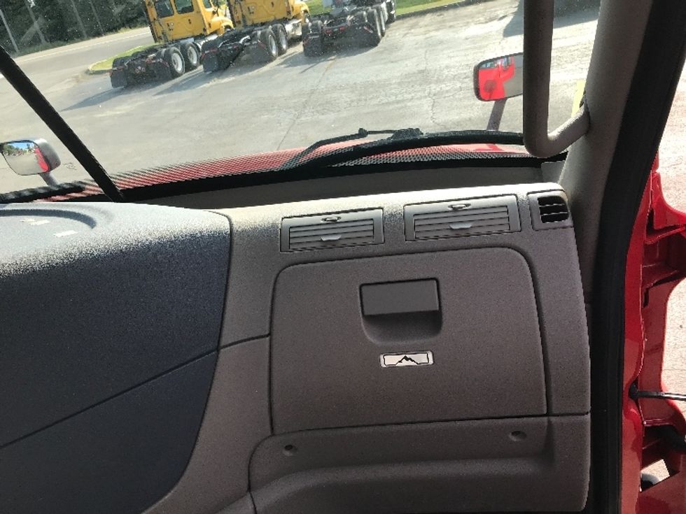 Day Cab Tractor-Heavy Duty Tractors-Freightliner-2018-Cascadia 12564ST-Rochester-NY-561,429\n\t\tmiles-$ 34,750 - Image 13