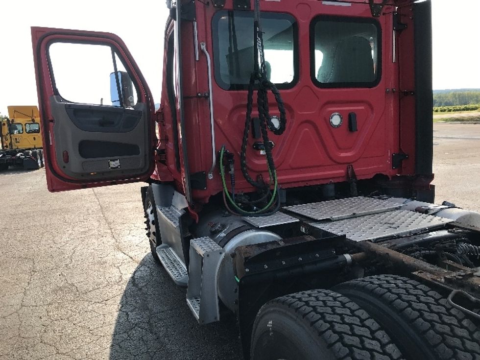 Day Cab Tractor-Heavy Duty Tractors-Freightliner-2018-Cascadia 12564ST-Rochester-NY-561,429\n\t\tmiles-$ 34,750 - Image 17