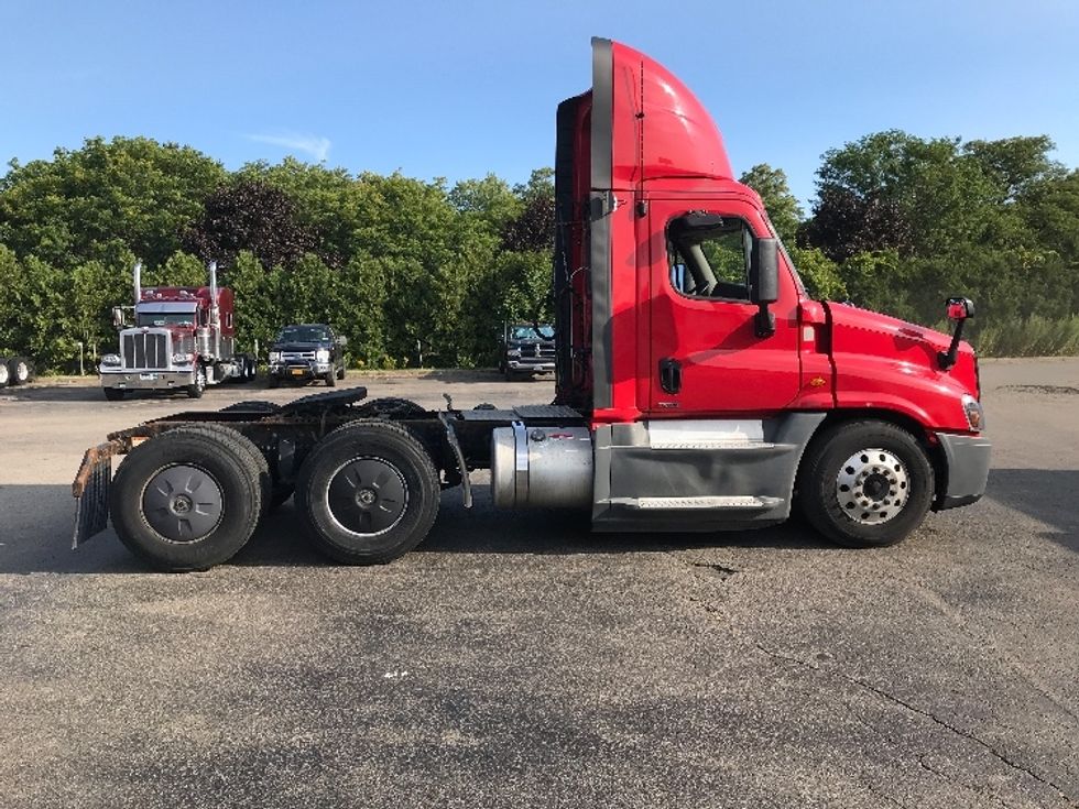 Day Cab Tractor-Heavy Duty Tractors-Freightliner-2018-Cascadia 12564ST-Rochester-NY-561,429\n\t\tmiles-$ 34,750 - Image 8