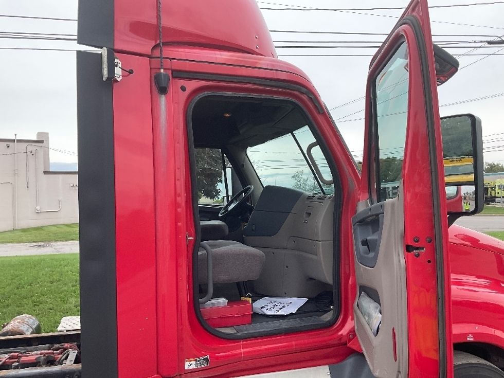 Day Cab Tractor-Heavy Duty Tractors-Freightliner-2018-Cascadia 12564ST-Rochester-NY-633,541\n\t\tmiles-$ 26,500 - Image 12