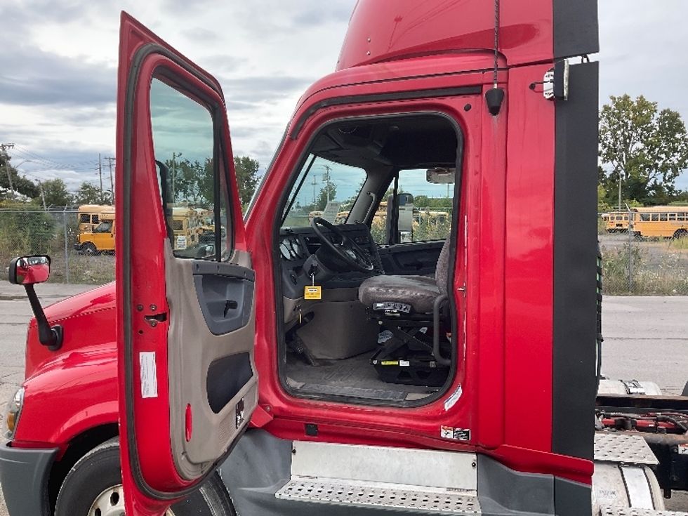 Day Cab Tractor-Heavy Duty Tractors-Freightliner-2018-Cascadia 12564ST-Rochester-NY-633,541\n\t\tmiles-$ 26,500 - Image 9