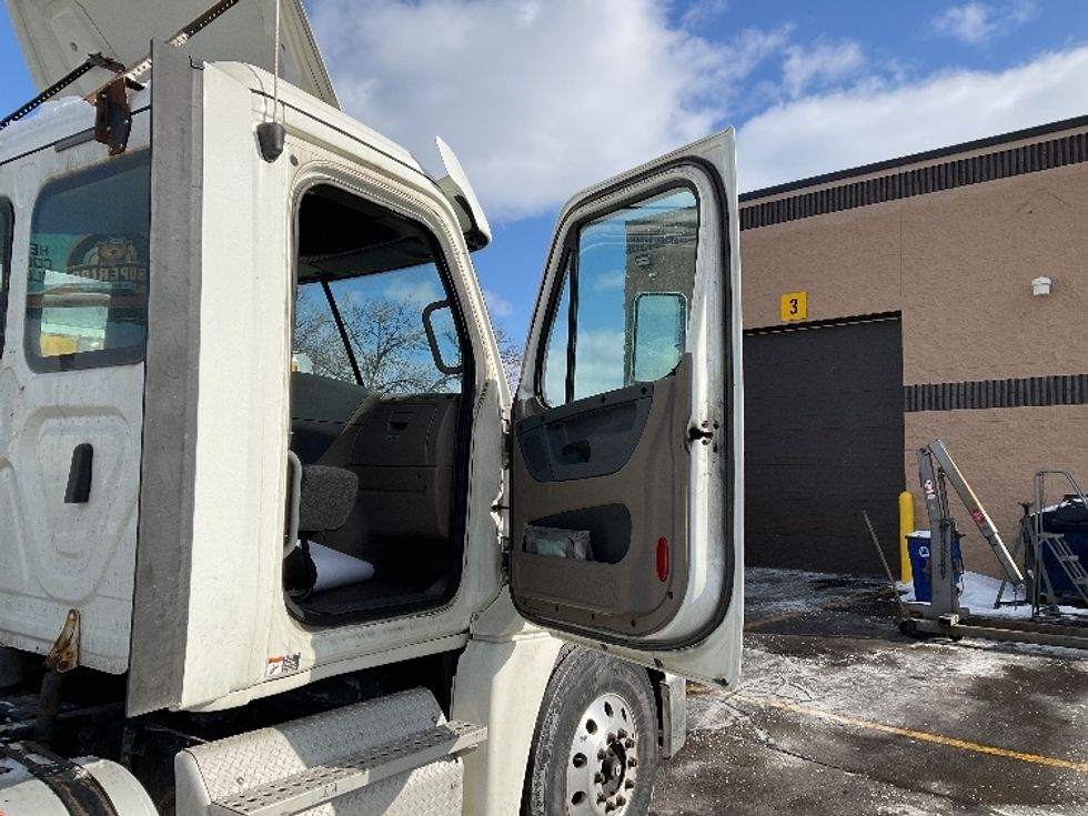Day Cab Tractor-Heavy Duty Tractors-Freightliner-2018-Cascadia 12564ST-Romulus-MI-218,596\n\t\tmiles-$ 40,500 - Image 12