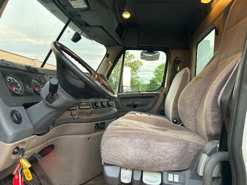 Day Cab Tractor-Heavy Duty Tractors-Freightliner-2018-Cascadia 12564ST-Romulus-MI-291,137\n\t\tmiles-$ 40,750 - Image 10