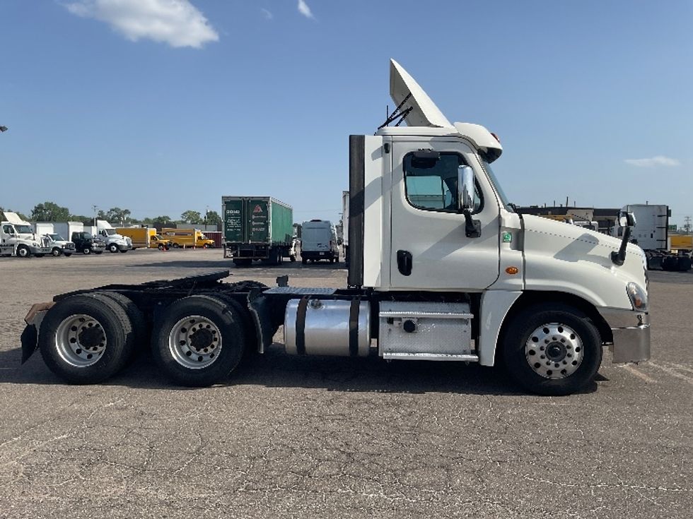 Day Cab Tractor-Heavy Duty Tractors-Freightliner-2018-Cascadia 12564ST-Romulus-MI-291,137\n\t\tmiles-$ 40,750 - Image 8