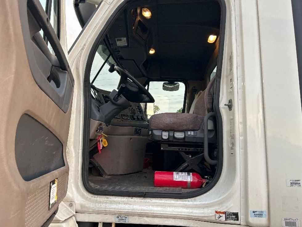 Day Cab Tractor-Heavy Duty Tractors-Freightliner-2018-Cascadia 12564ST-Romulus-MI-291,137\n\t\tmiles-$ 40,750 - Image 9