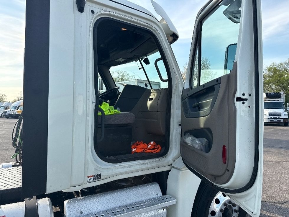 Day Cab Tractor-Heavy Duty Tractors-Freightliner-2018-Cascadia 12564ST-Romulus-MI-348,025\n\t\tmiles-$ 39,500 - Image 12