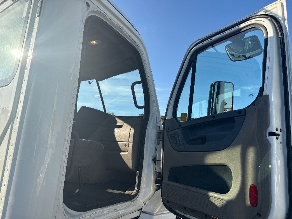 Day Cab Tractor-Heavy Duty Tractors-Freightliner-2018-Cascadia 12564ST-Sacramento-CA-434,200\n\t\tmiles-$ 37,000 - Image 12