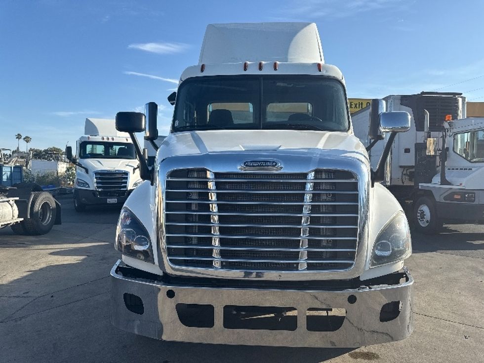 Day Cab Tractor-Heavy Duty Tractors-Freightliner-2018-Cascadia 12564ST-Sacramento-CA-434,200\n\t\tmiles-$ 37,000 - Image 2