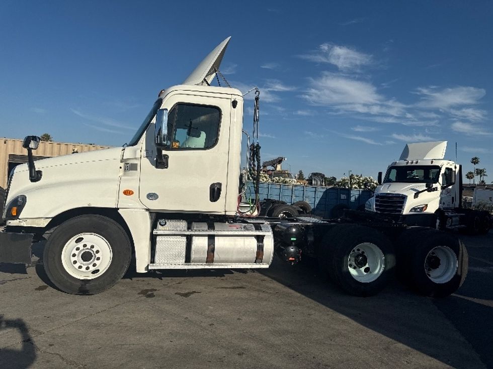 Day Cab Tractor-Heavy Duty Tractors-Freightliner-2018-Cascadia 12564ST-Sacramento-CA-434,200\n\t\tmiles-$ 37,000 - Image 4
