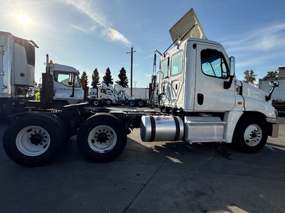 Day Cab Tractor-Heavy Duty Tractors-Freightliner-2018-Cascadia 12564ST-Sacramento-CA-434,200\n\t\tmiles-$ 37,000 - Image 8