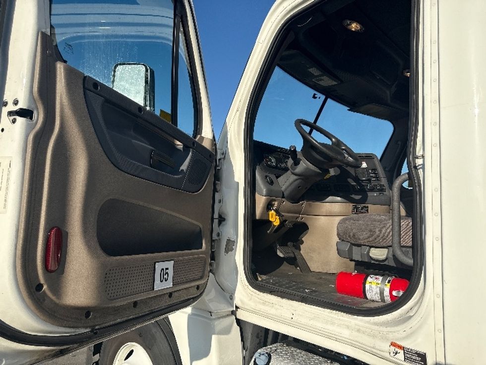 Day Cab Tractor-Heavy Duty Tractors-Freightliner-2018-Cascadia 12564ST-Sacramento-CA-434,200\n\t\tmiles-$ 37,000 - Image 9