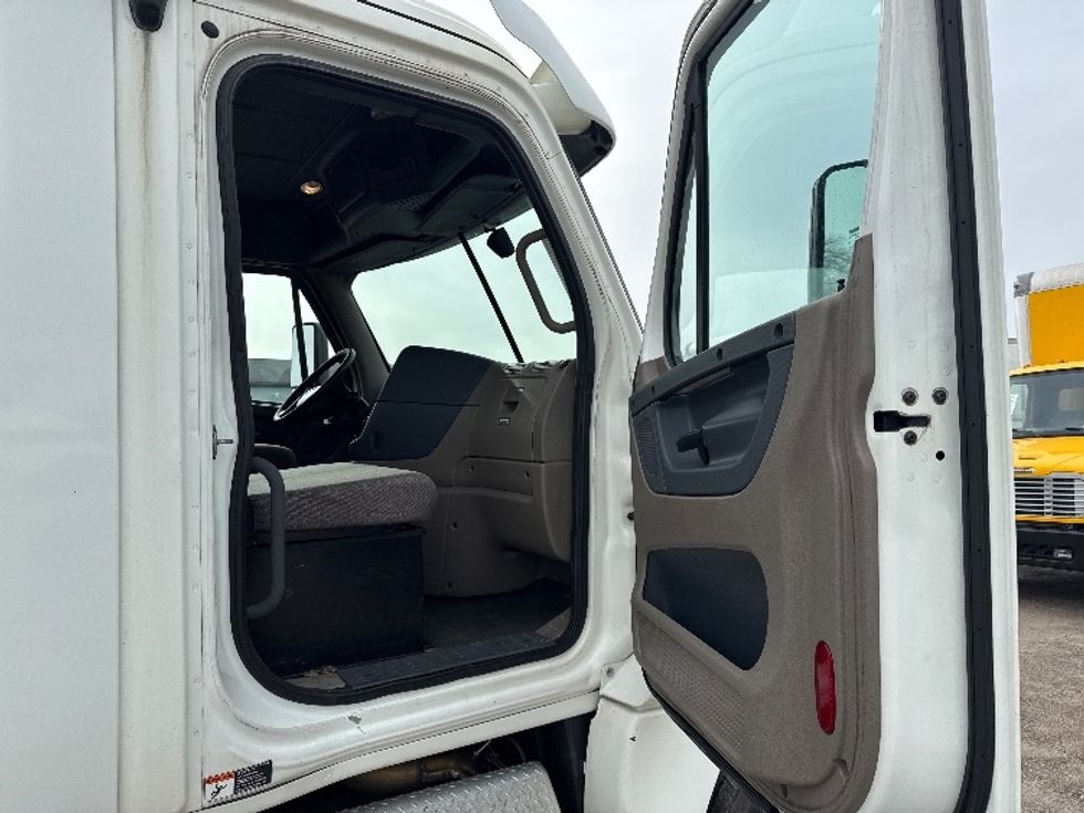 Day Cab Tractor-Heavy Duty Tractors-Freightliner-2018-Cascadia 12564ST-Saginaw-MI-242,693\n\t\tmiles-$ 49,000 - Image 12