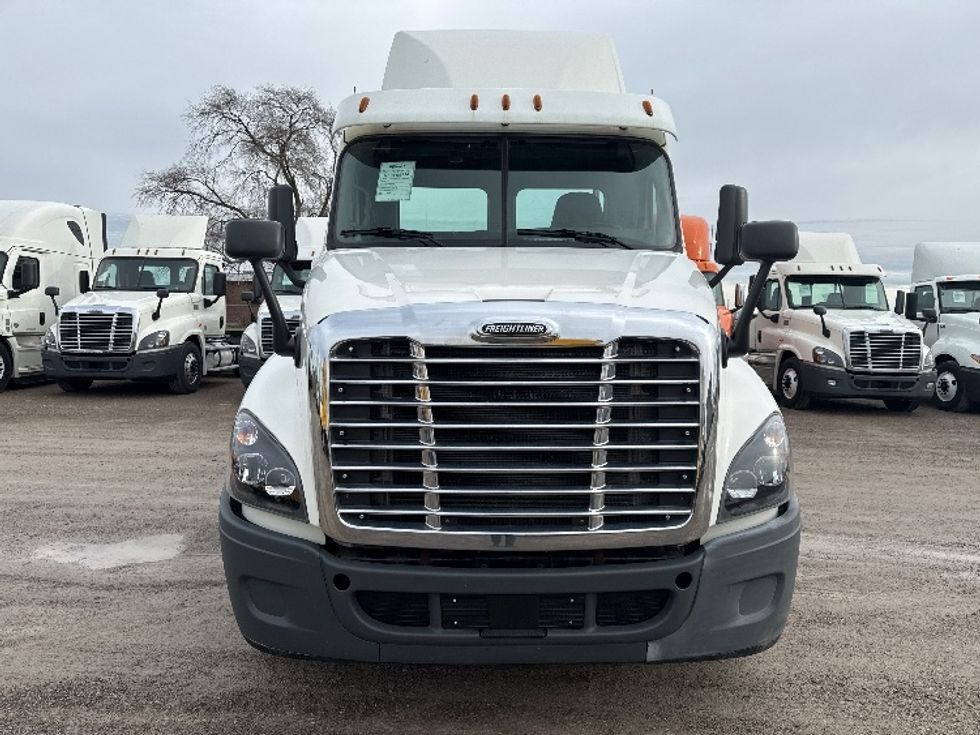 Day Cab Tractor-Heavy Duty Tractors-Freightliner-2018-Cascadia 12564ST-Saginaw-MI-242,693\n\t\tmiles-$ 49,000 - Image 2