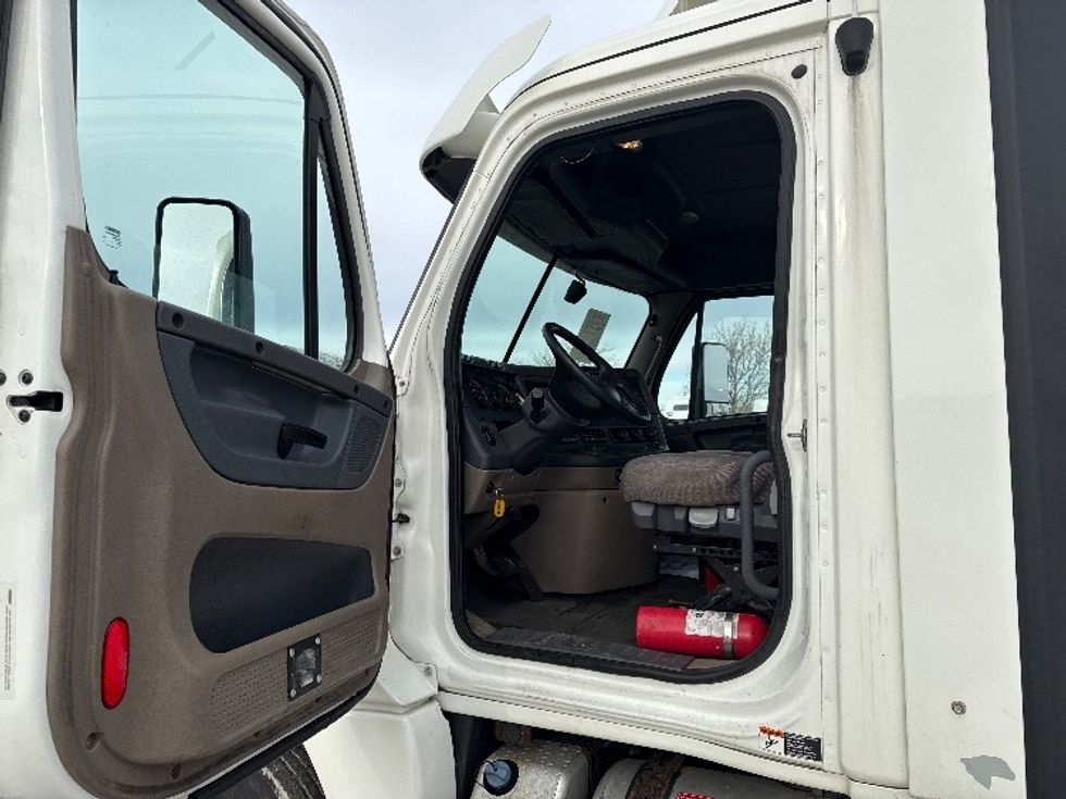 Day Cab Tractor-Heavy Duty Tractors-Freightliner-2018-Cascadia 12564ST-Saginaw-MI-242,693\n\t\tmiles-$ 49,000 - Image 9