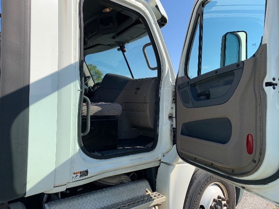 Day Cab Tractor-Heavy Duty Tractors-Freightliner-2018-Cascadia 12564ST-Saginaw-MI-482,213\n\t\tmiles-$ 37,000 - Image 12