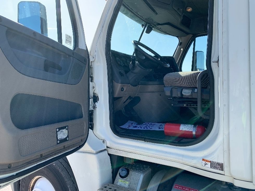 Day Cab Tractor-Heavy Duty Tractors-Freightliner-2018-Cascadia 12564ST-Saginaw-MI-482,213\n\t\tmiles-$ 37,000 - Image 9