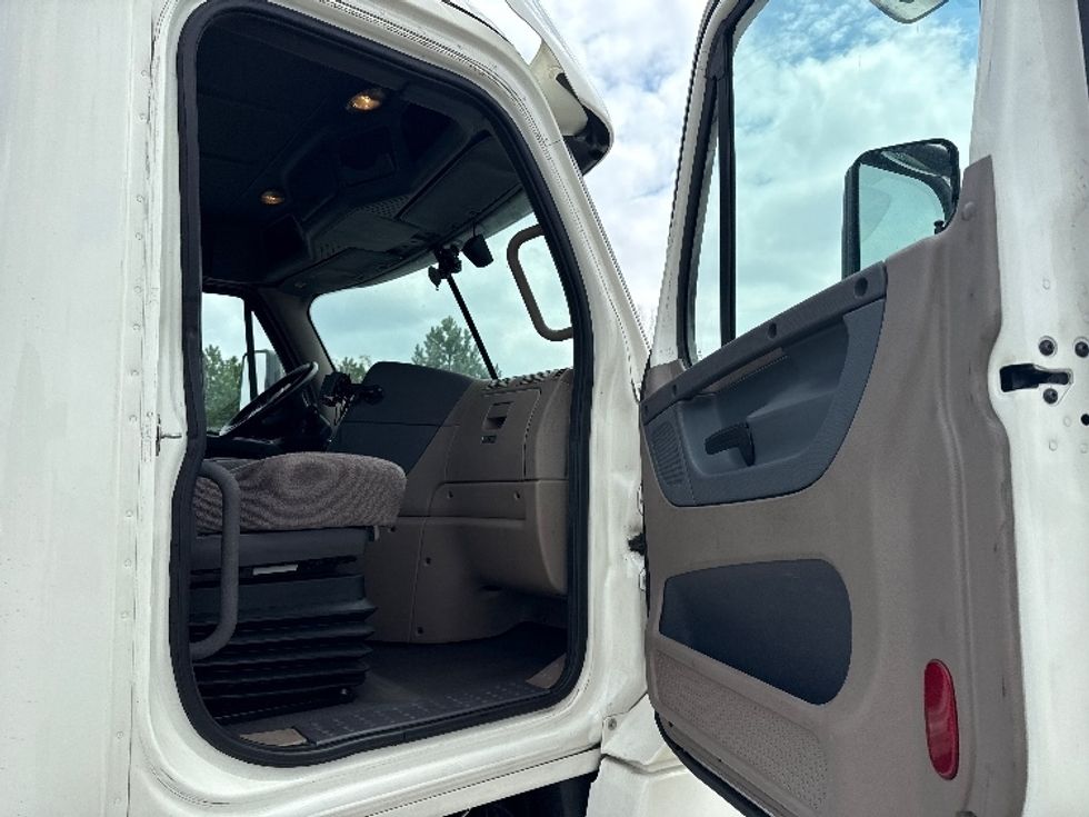 Day Cab Tractor-Heavy Duty Tractors-Freightliner-2018-Cascadia 12564ST-Saginaw-MI-599,091\n\t\tmiles-$ 25,250 - Image 12