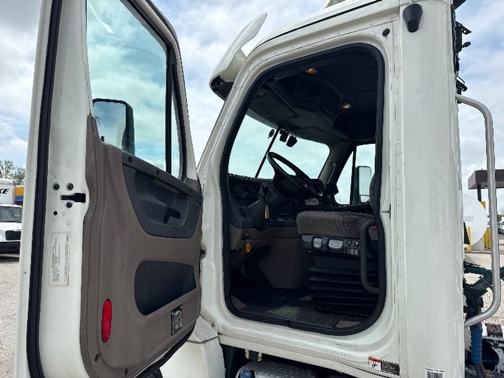 Day Cab Tractor-Heavy Duty Tractors-Freightliner-2018-Cascadia 12564ST-Saginaw-MI-599,091\n\t\tmiles-$ 25,250 - Image 9