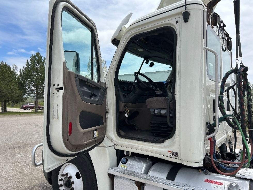 Day Cab Tractor-Heavy Duty Tractors-Freightliner-2018-Cascadia 12564ST-Saginaw-MI-622,396\n\t\tmiles-$ 23,500 - Image 8