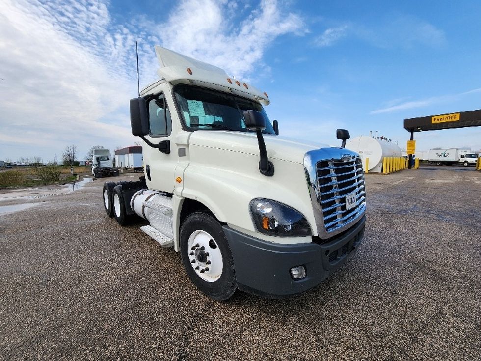Day Cab Tractor-Heavy Duty Tractors-Freightliner-2018-Cascadia 12564ST-Saginaw-MI-642,643\n\t\tmiles-$ 23,750 - Image 1