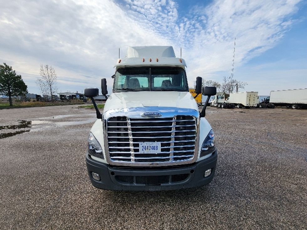 Day Cab Tractor-Heavy Duty Tractors-Freightliner-2018-Cascadia 12564ST-Saginaw-MI-642,643\n\t\tmiles-$ 23,750 - Image 2