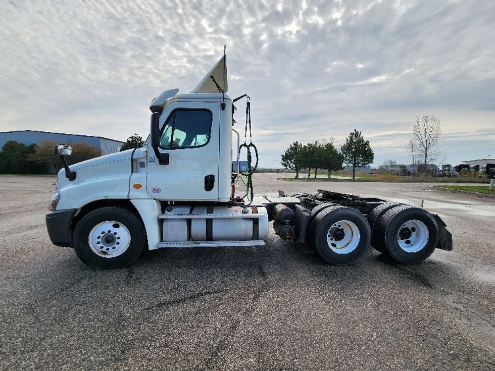 Day Cab Tractor-Heavy Duty Tractors-Freightliner-2018-Cascadia 12564ST-Saginaw-MI-642,643\n\t\tmiles-$ 23,750 - Image 4