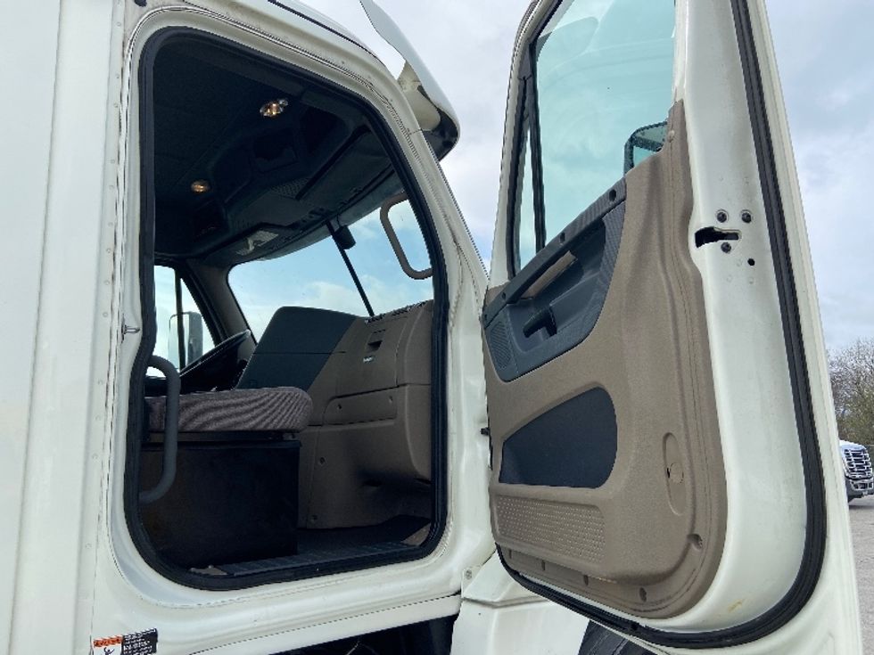 Day Cab Tractor-Heavy Duty Tractors-Freightliner-2018-Cascadia 12564ST-San Antonio-TX-480,599\n\t\tmiles-$ 38,000 - Image 12