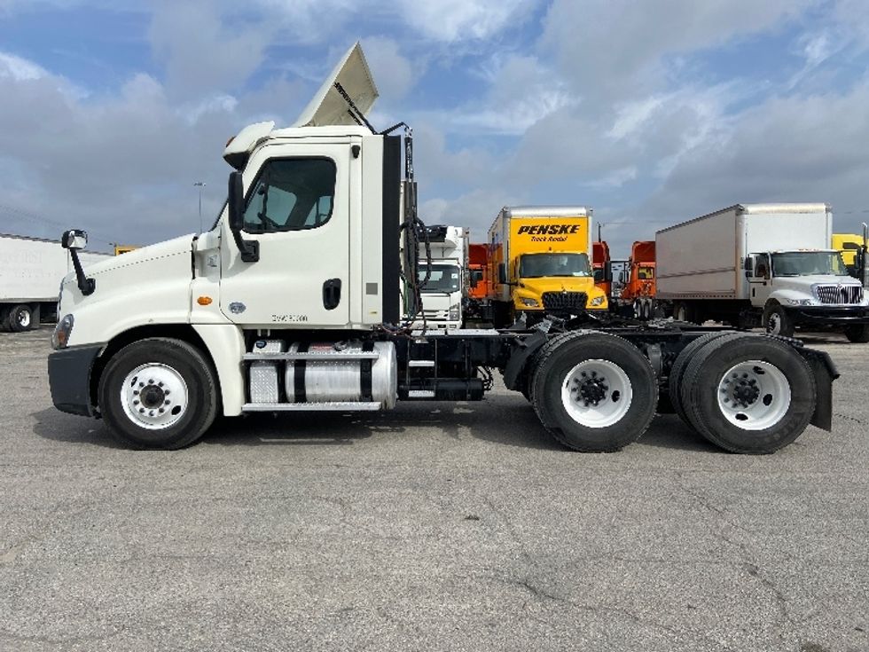 Day Cab Tractor-Heavy Duty Tractors-Freightliner-2018-Cascadia 12564ST-San Antonio-TX-480,599\n\t\tmiles-$ 38,000 - Image 4