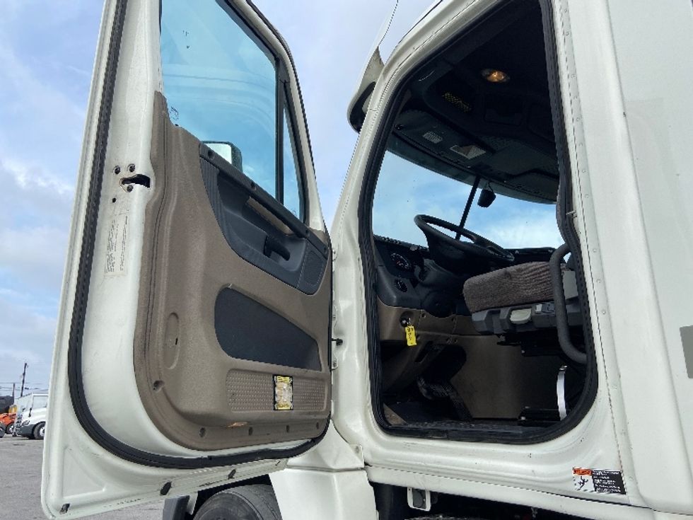 Day Cab Tractor-Heavy Duty Tractors-Freightliner-2018-Cascadia 12564ST-San Antonio-TX-480,599\n\t\tmiles-$ 38,000 - Image 9