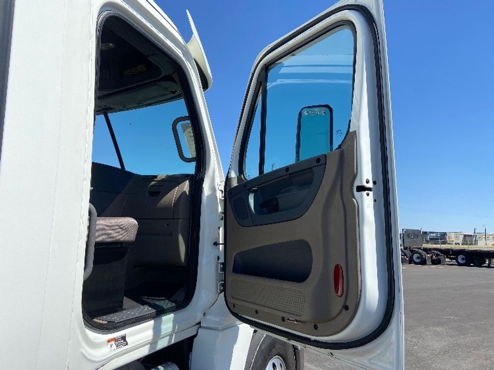 Day Cab Tractor-Heavy Duty Tractors-Freightliner-2018-Cascadia 12564ST-San Antonio-TX-492,958\n\t\tmiles-$ 40,750 - Image 12