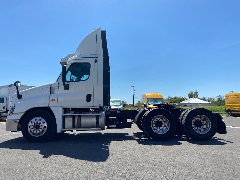 Day Cab Tractor-Heavy Duty Tractors-Freightliner-2018-Cascadia 12564ST-San Antonio-TX-492,958\n\t\tmiles-$ 40,750 - Image 4
