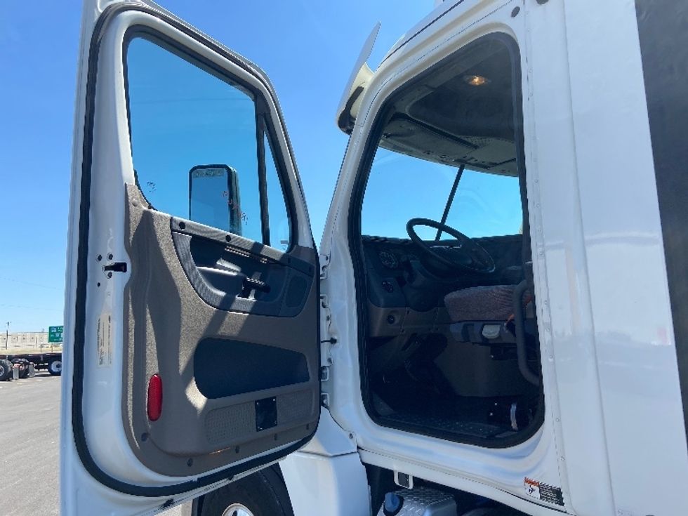 Day Cab Tractor-Heavy Duty Tractors-Freightliner-2018-Cascadia 12564ST-San Antonio-TX-492,958\n\t\tmiles-$ 40,750 - Image 9