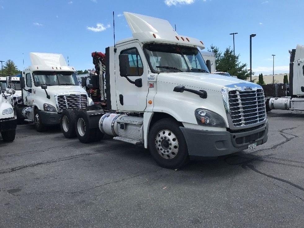 Day Cab Tractor-Heavy Duty Tractors-Freightliner-2018-Cascadia 12564ST-Scarborough-ME-573,026\n\t\tmiles-$ 28,750 - Image 1