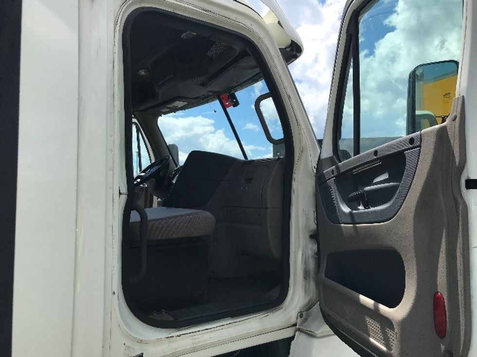 Day Cab Tractor-Heavy Duty Tractors-Freightliner-2018-Cascadia 12564ST-Scarborough-ME-573,026\n\t\tmiles-$ 28,750 - Image 12