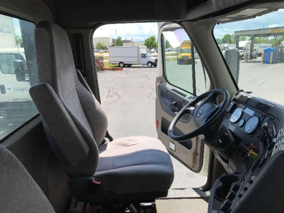 Day Cab Tractor-Heavy Duty Tractors-Freightliner-2018-Cascadia 12564ST-Scarborough-ME-573,026\n\t\tmiles-$ 28,750 - Image 14