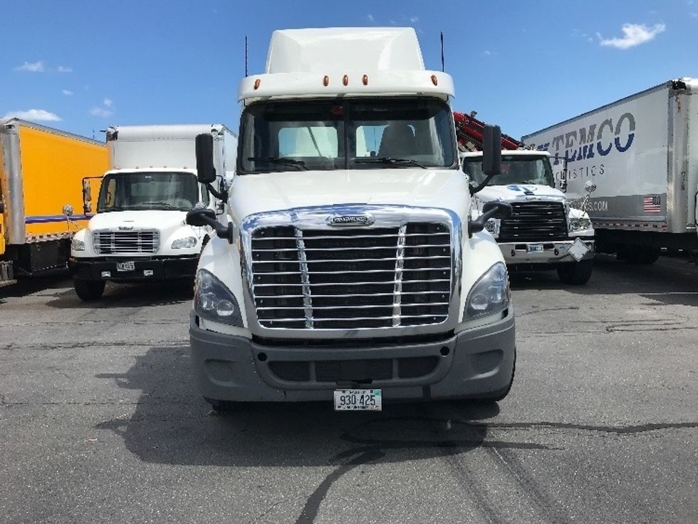 Day Cab Tractor-Heavy Duty Tractors-Freightliner-2018-Cascadia 12564ST-Scarborough-ME-573,026\n\t\tmiles-$ 28,750 - Image 2