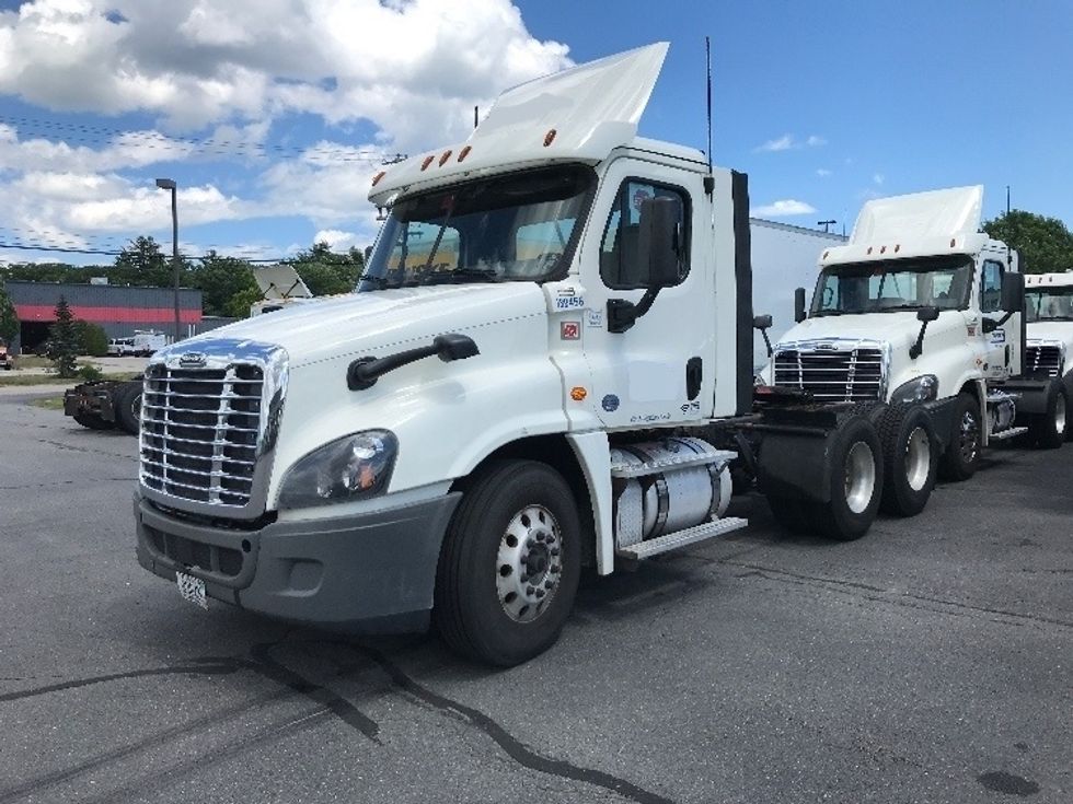 Day Cab Tractor-Heavy Duty Tractors-Freightliner-2018-Cascadia 12564ST-Scarborough-ME-573,026\n\t\tmiles-$ 28,750 - Image 3
