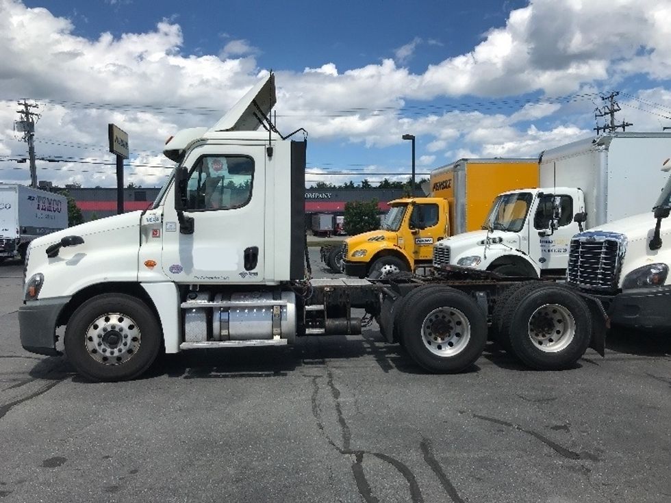 Day Cab Tractor-Heavy Duty Tractors-Freightliner-2018-Cascadia 12564ST-Scarborough-ME-573,026\n\t\tmiles-$ 28,750 - Image 4