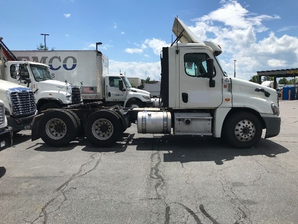 Day Cab Tractor-Heavy Duty Tractors-Freightliner-2018-Cascadia 12564ST-Scarborough-ME-573,026\n\t\tmiles-$ 28,750 - Image 8
