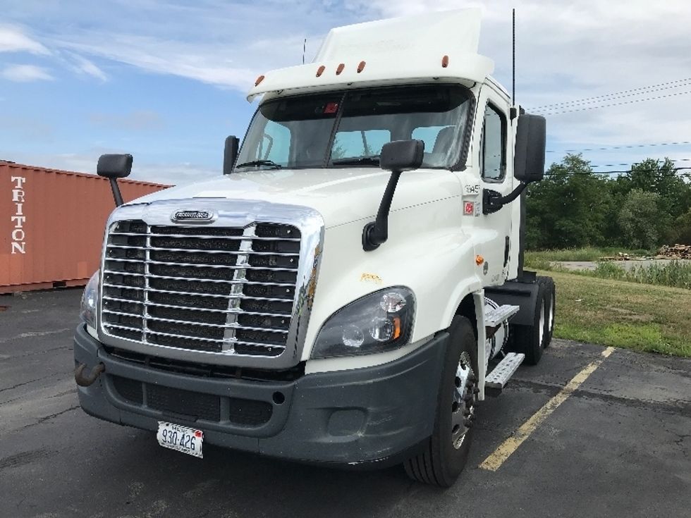 Day Cab Tractor-Heavy Duty Tractors-Freightliner-2018-Cascadia 12564ST-Scarborough-ME-596,683\n\t\tmiles-$ 29,750 - Image 1