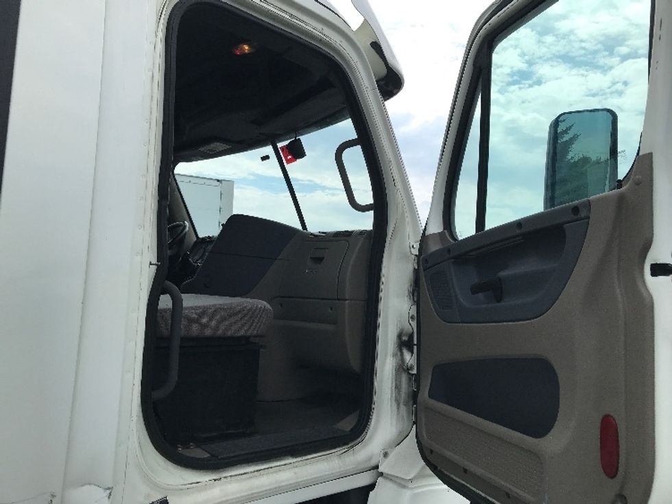 Day Cab Tractor-Heavy Duty Tractors-Freightliner-2018-Cascadia 12564ST-Scarborough-ME-596,683\n\t\tmiles-$ 29,750 - Image 12
