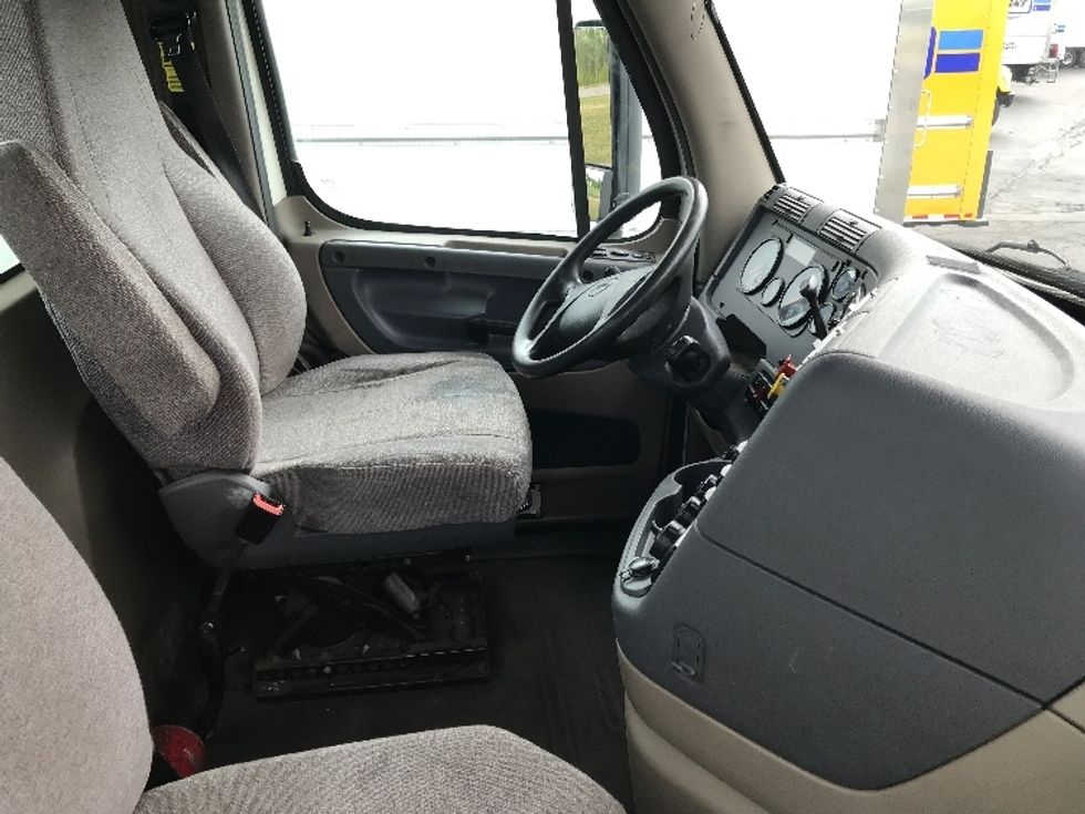 Day Cab Tractor-Heavy Duty Tractors-Freightliner-2018-Cascadia 12564ST-Scarborough-ME-596,683\n\t\tmiles-$ 29,750 - Image 14