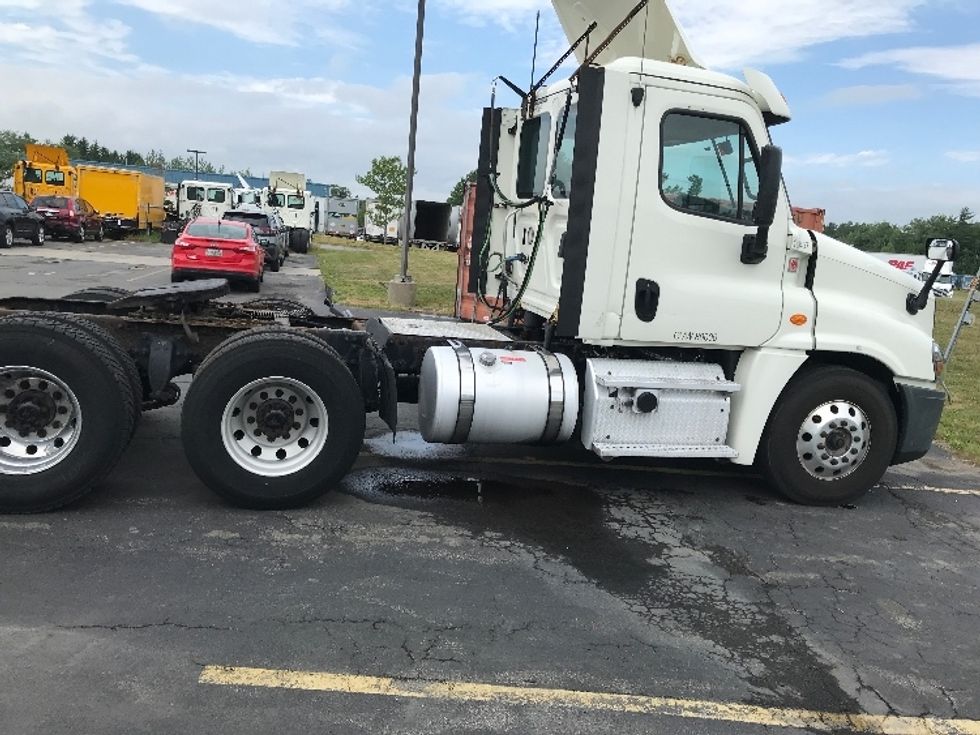Day Cab Tractor-Heavy Duty Tractors-Freightliner-2018-Cascadia 12564ST-Scarborough-ME-596,683\n\t\tmiles-$ 29,750 - Image 8